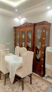 Un lugar para sentarse en شقه كامله بفيلا فاخره بجوار ممشى اهل زايد 3غرف وشرفه