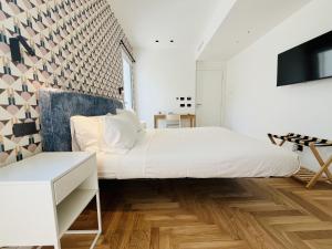 Un dormitorio con una cama y un televisor en una pared. en Design Villa with private pool, en Carini 77 fotos más