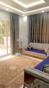 Un lugar para sentarse en شقه كامله بفيلا فاخره بجوار ممشى اهل زايد 3غرف وشرفه