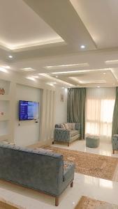 Una televisión o centro de entretenimiento en شقه كامله بفيلا فاخره بجوار ممشى اهل زايد 3غرف وشرفه