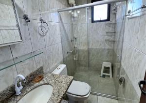 a bathroom with a shower and a toilet and a sink at Apartamento recantoazul es Conforto Total a 50m do Mar Apartamento Recém-Reformado na Praia de Castelhanos, ES, para 7 Pessoas Aconchegante e Completo, com 3 Quartos e 1 Suíte in Anchieta