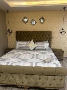 Ένα ή περισσότερα κρεβάτια σε δωμάτιο στο Premium Gold Crest Luxury Apartment DHA Lahore by LMY