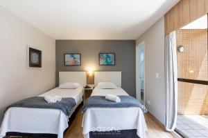 クリチバにあるEstúdios no Upper Residence - UPPの窓のある部屋にベッドが2つある +230枚の写真