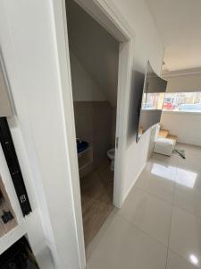 ein kleines Bad mit WC in einem Zimmer in der Unterkunft Dúplex barrio Aeropuerto in Río Grande