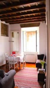 uma sala de estar com uma mesa e uma sala de jantar em Scent Of Trastevere em Roma
