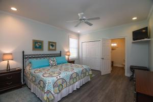 a bedroom with a bed and a ceiling fan at Suite Caroline in Edisto Island