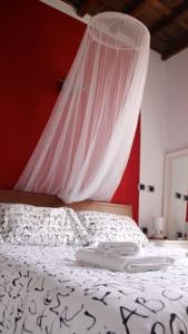 Een bed of bedden in een kamer bij Scent Of Trastevere