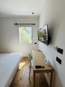 Un dormitorio con una cama y un escritorio y una ventana. en Design Villa with private pool, en Carini