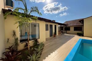 a view of a house with a swimming pool at Casa com piscina para família em Bonito - Mato Grosso do Sul in Bonito