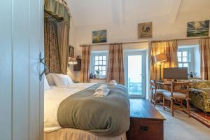 a bedroom with a bed and a desk with a computer at 2-Bryn-Tirion in Rhiw