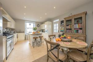 Bont NewyddにあるCefn-Y-Maesのキッチン(テーブル、フルーツボウル付)