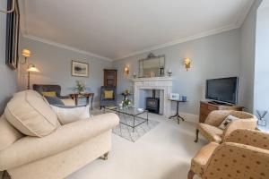 Bont NewyddにあるCefn-Y-Maesのソファと暖炉のあるリビングルーム