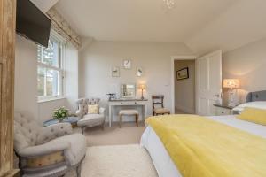 Bont NewyddにあるCefn-Y-Maesの部屋にベッドと机がある寝室