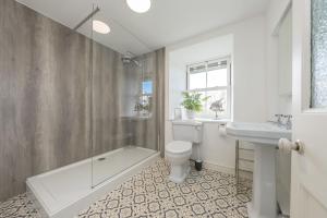 Bont NewyddにあるCefn-Y-Maesのバスルーム(シャワー、トイレ、シンク付) +24枚の写真