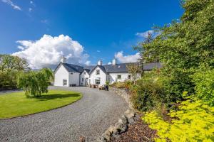 Bont NewyddにあるCefn-Y-Maesの砂利道付大白い家