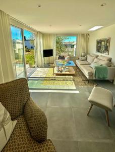 Posezení v ubytování Seaside Villa With Guest House On The West Coast