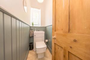 Koupelna v ubytování 2-Tyn-Caeau + 28 fotografií