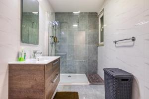 Koupelna v ubytování Elegant seafront apartment + 23 fotografií