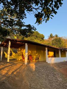 una casa con sillas sentadas fuera de ella en Chácara Serra Dourada, en Mulungu