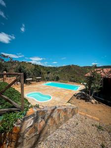 una piscina en medio de un patio en Chácara Serra Dourada, en Mulungu