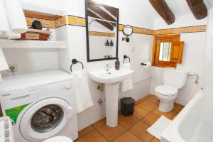 ein Badezimmer mit Waschmaschine und Waschbecken in der Unterkunft Rural Casa Caravaca, 1º, Campo San Juan in La Risca + 48 Fotos