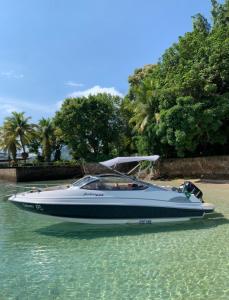 ein blaues und weißes Boot im Wasser in der Unterkunft Aluguel de Lancha em Angra in Angra dos Reis