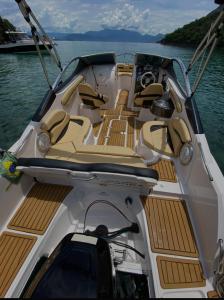 ein weißes Boot auf einem Wasserkörper in der Unterkunft Aluguel de Lancha em Angra in Angra dos Reis + 3 Fotos