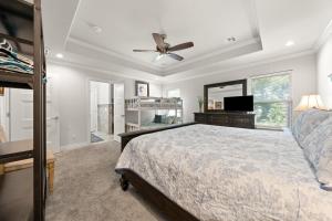 ein Schlafzimmer mit Bett und Deckenventilator in der Unterkunft Chic 4BR Retreat Near Downtown in Oklahoma City