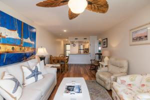 een woonkamer met een bank en een tafel bij 214 Bay Creek Villa in Edisto Beach