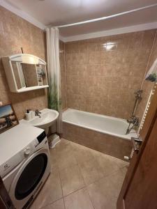 Ένα μπάνιο στο Bright apartment with balcony and view of Medvědín