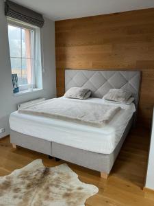 Ένα ή περισσότερα κρεβάτια σε δωμάτιο στο Bright apartment with balcony and view of Medvědín