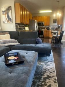 un soggiorno con due divani e una cucina di Crestwicke Casa 75 a Jonesboro