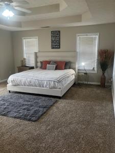 una camera con un grande letto e due finestre di Crestwicke Casa 75 a Jonesboro