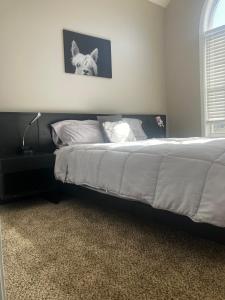 un letto in una camera da letto con la foto di un cane di Crestwicke Casa 75 a Jonesboro