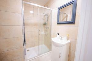 Ένα μπάνιο στο Cosy Cardiff Studio with Fast WiFi & Garden View