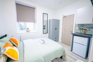 Ένα ή περισσότερα κρεβάτια σε δωμάτιο στο Cosy Cardiff Studio with Fast WiFi & Garden View