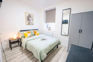 Ένα ή περισσότερα κρεβάτια σε δωμάτιο στο Cosy Cardiff Studio with Fast WiFi & Garden View +10 φωτογραφίες