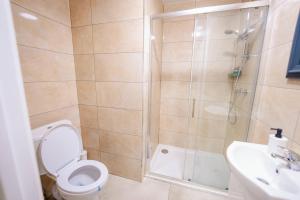 Ένα μπάνιο στο Cosy Cardiff Studio with Fast WiFi & Garden View