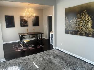 un soggiorno con tavolo e un dipinto sul muro di Crestwicke Casa 75 a Jonesboro Altre 17 foto