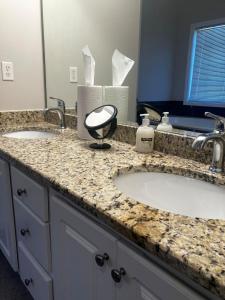 un bancone del bagno con due lavandini e uno specchio di Crestwicke Casa 75 a Jonesboro