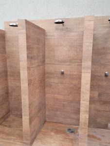 MatinhosにあるEnsolarado apto com vista para o marの2つのドアがある木の壁の角