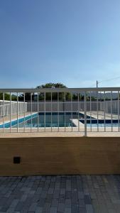 una vista de un edificio con piscina en Cobertura Linear no Recreio - Varanda Grande, Vista Montanhas, Próx Praia, Garagem, Acomoda até 4 pessoas, en Río de Janeiro