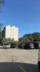 un grupo de coches estacionados en un estacionamiento en Cobertura Linear no Recreio - Varanda Grande, Vista Montanhas, Próx Praia, Garagem, Acomoda até 4 pessoas, en Río de Janeiro