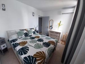 莱特鲁瓦西莱Dolce Vita的卧室里有一张铺着花卉床罩的床