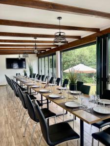 a long conference room with a long table and chairs at Oana Boutique C D I in Bran