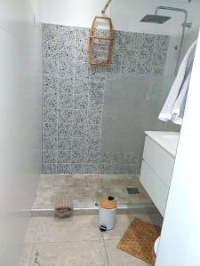 莱特鲁瓦西莱Dolce Vita的带淋浴和瓷砖墙的浴室