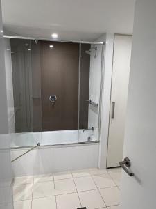 une douche avec une porte vitrée dans une salle de bain dans l'établissement 5-star, 3-bdrm apt on Surfers Paradise beach, à Gold Coast