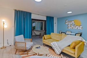 Posezení v ubytování Kissimmee Retreat with Jacuzzi and Games