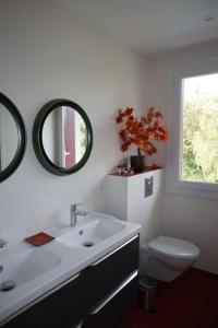 Koupelna v ubytování Les Berlingots Gîte for 10-12 personnes