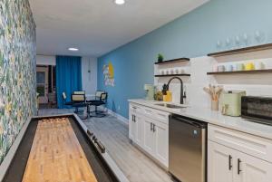 Kuchyň nebo kuchyňský kout v ubytování Kissimmee Retreat with Jacuzzi and Games